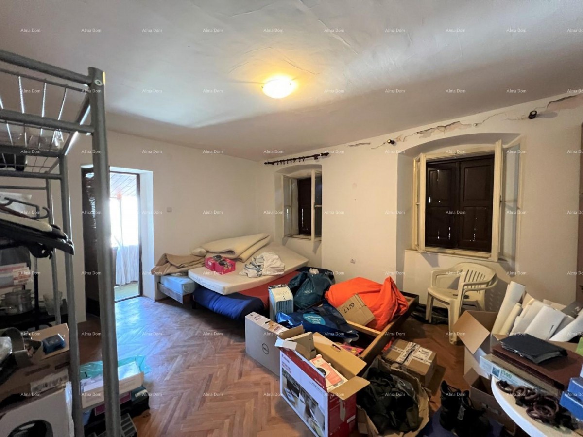 Vendiamo una casa ad uso commerciale e residenziale nel centro di Medulina. 8