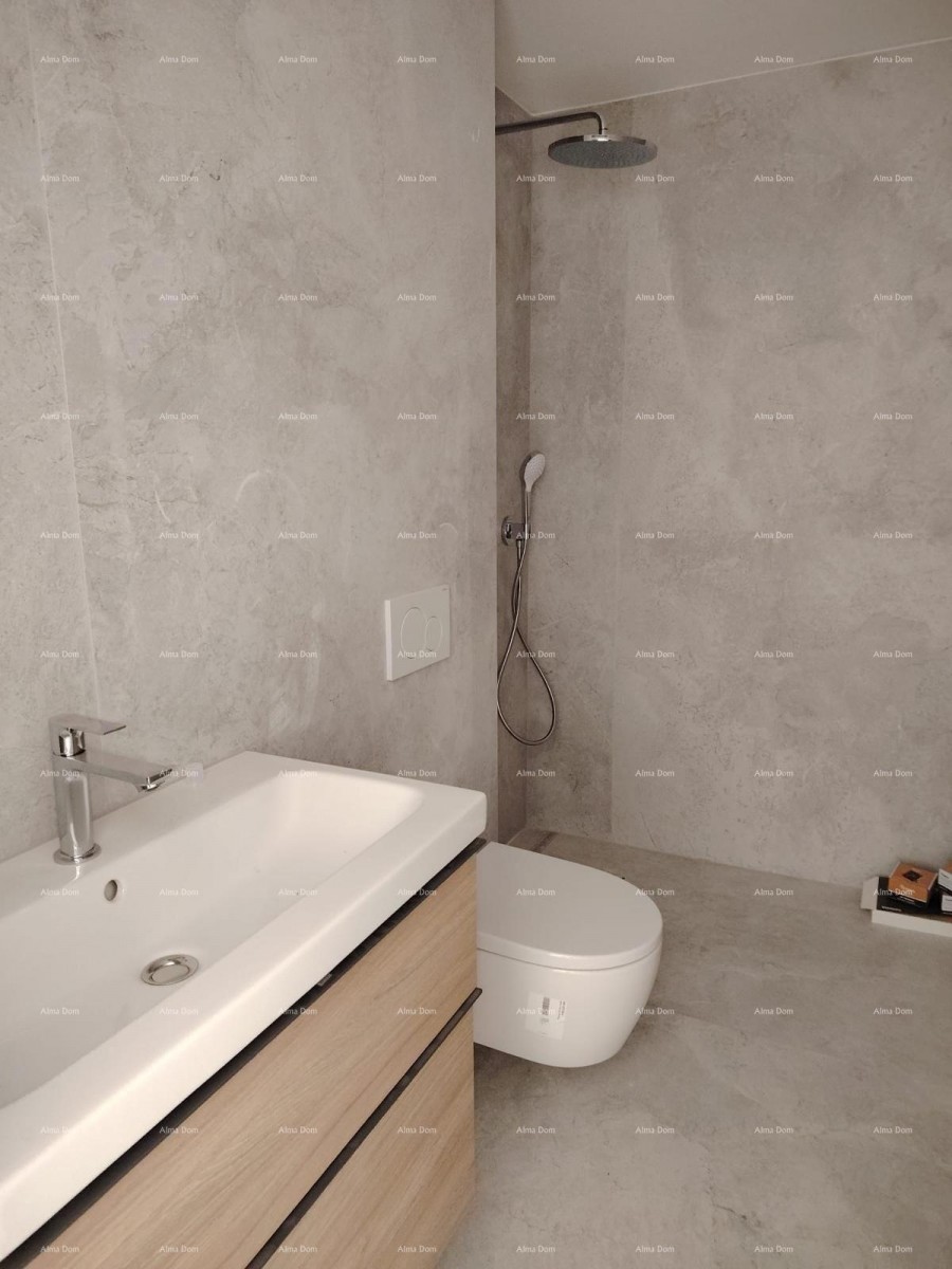 Prodaja stanova u stambeno-poslovnoj zgradi sa pogledom na more, centar Umaga! / S9 10