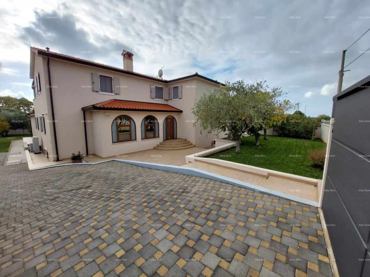 Современный дом с двумя апартаментами, крытым бассейном и большим двором. 2