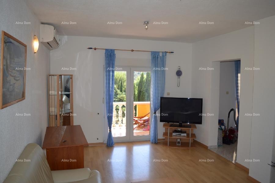 House with four separate apartments. 1 km to Verudela. 6
