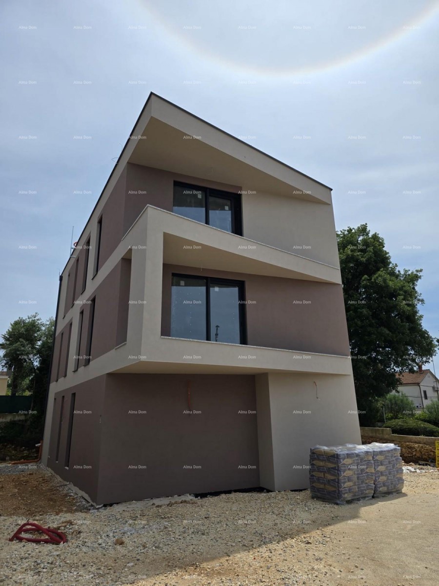 Dvosoban stan z velikim vrtom 100 metrov do obale. 12