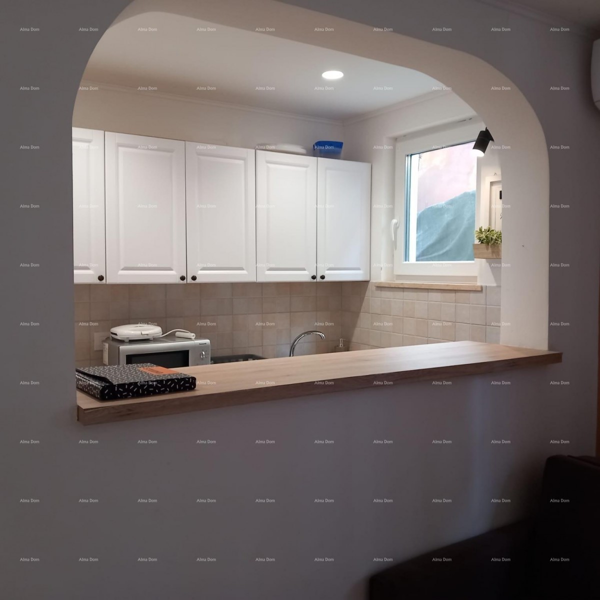 Prodaje se kuća sa 3 apartmana i dvorištem, blizu Pule. Pješčana uvala. 8