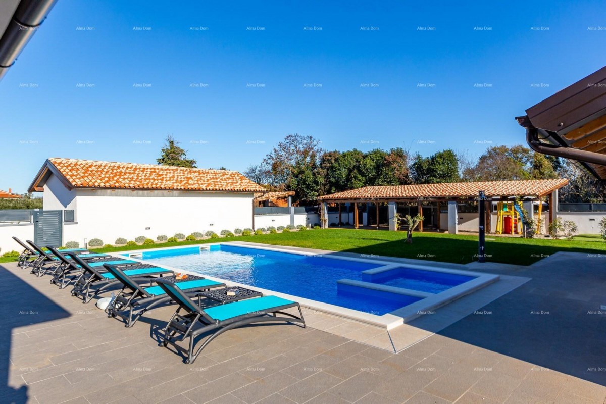 Detached house in Pula.  8 km.   Šikići. 14