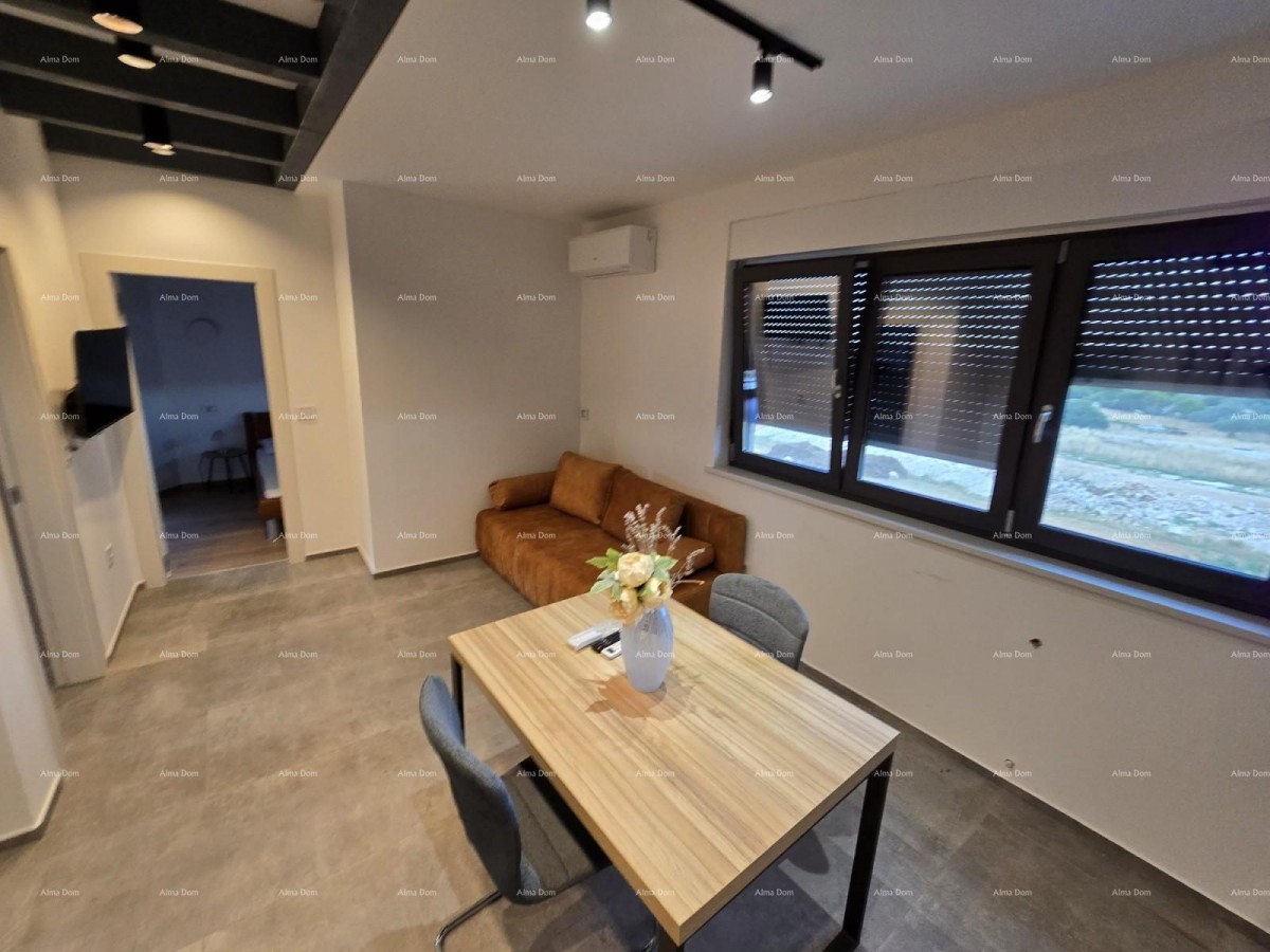 Spazioso appartamento con 6 camere a Pola, vicino al centro e al mare, con moderni comfort e sicurezza. 8