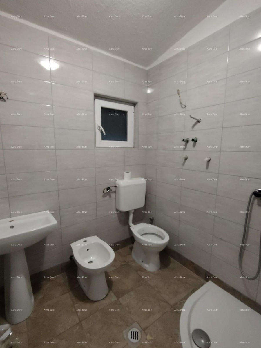 Prodaje se  kuća 95m2 na velikoj parceli od 2119 m2,  udaljena od mora 1800m, Umag 8