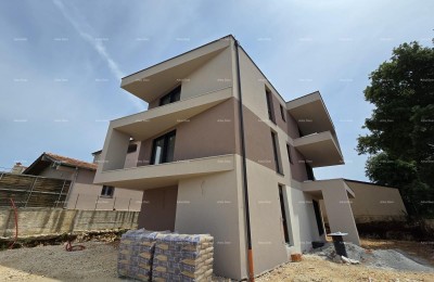 Dvosoban stan z velikim vrtom 100 metrov do obale.