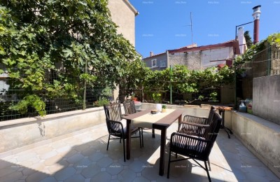 Продаем дом с офисными помещениями в центре Медулина!