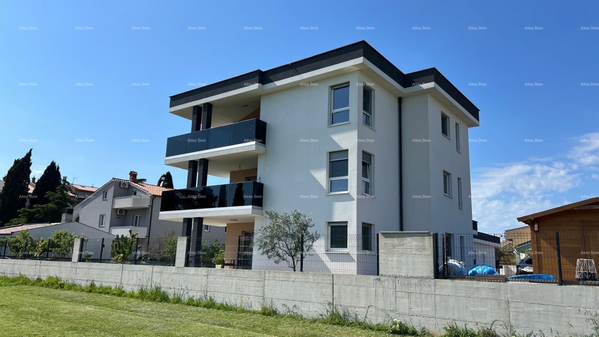 Moderno trilocale con grande terrazza e 2 posti auto 1