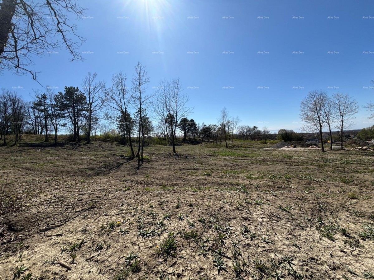 PAZIN (Istra) - građevinsko zemljište 1666 m2, u zelenoj zoni 1