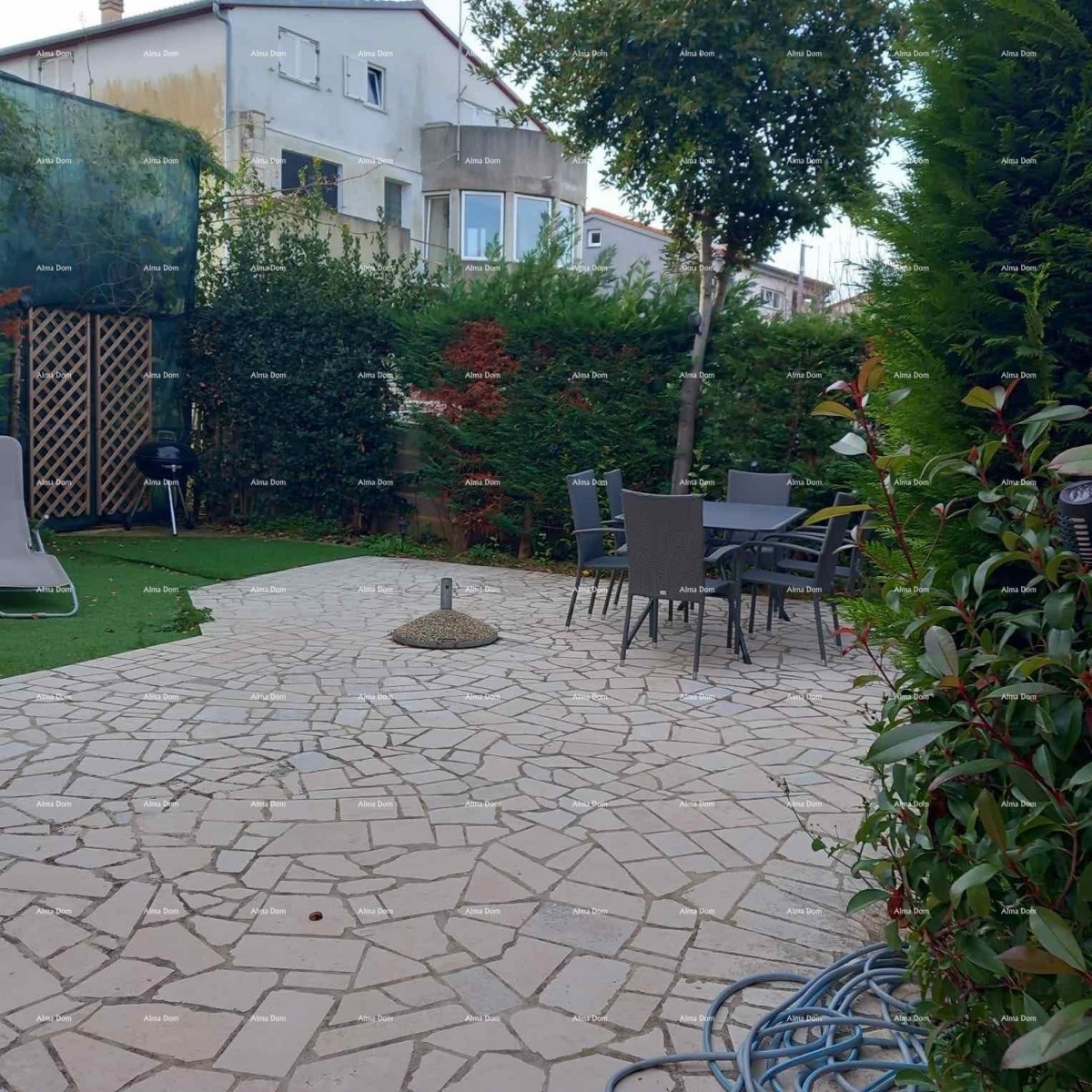 Prodaje se kuća sa 3 apartmana i dvorištem, blizu Pule. Pješčana uvala. 12