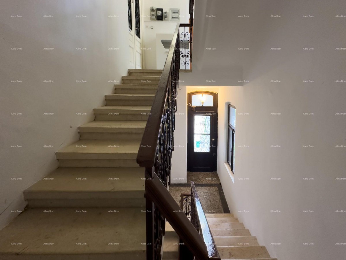 Sale of an apartment in the center with 4 residential units, Pula! 6