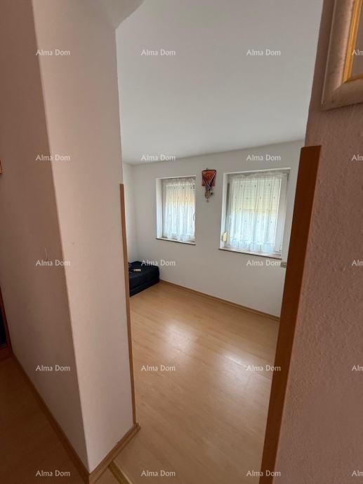 In vendita una casa bifamiliare a Poreč, a 2 km dal mare. 12