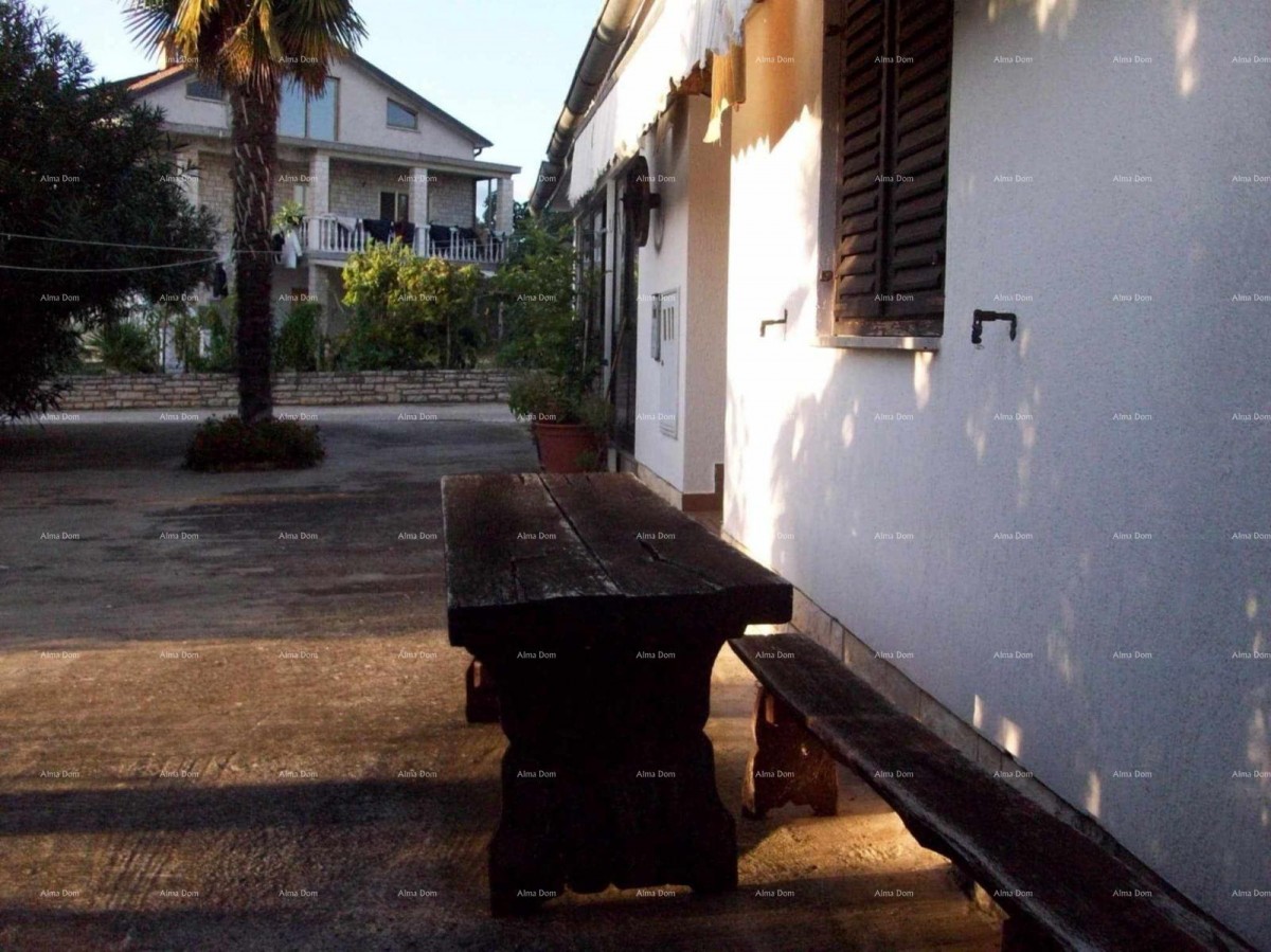 Prodaje se  kuća sa tri stana, Umag 29