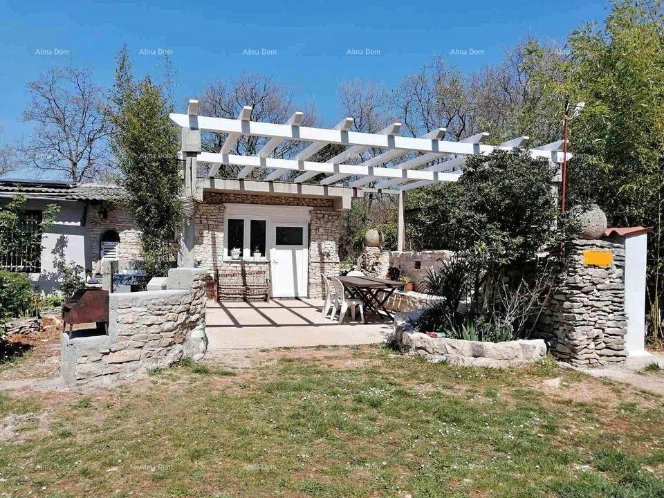 Prodaje se  kuća 95m2 na velikoj parceli od 2119 m2,  udaljena od mora 1800m, Umag 1