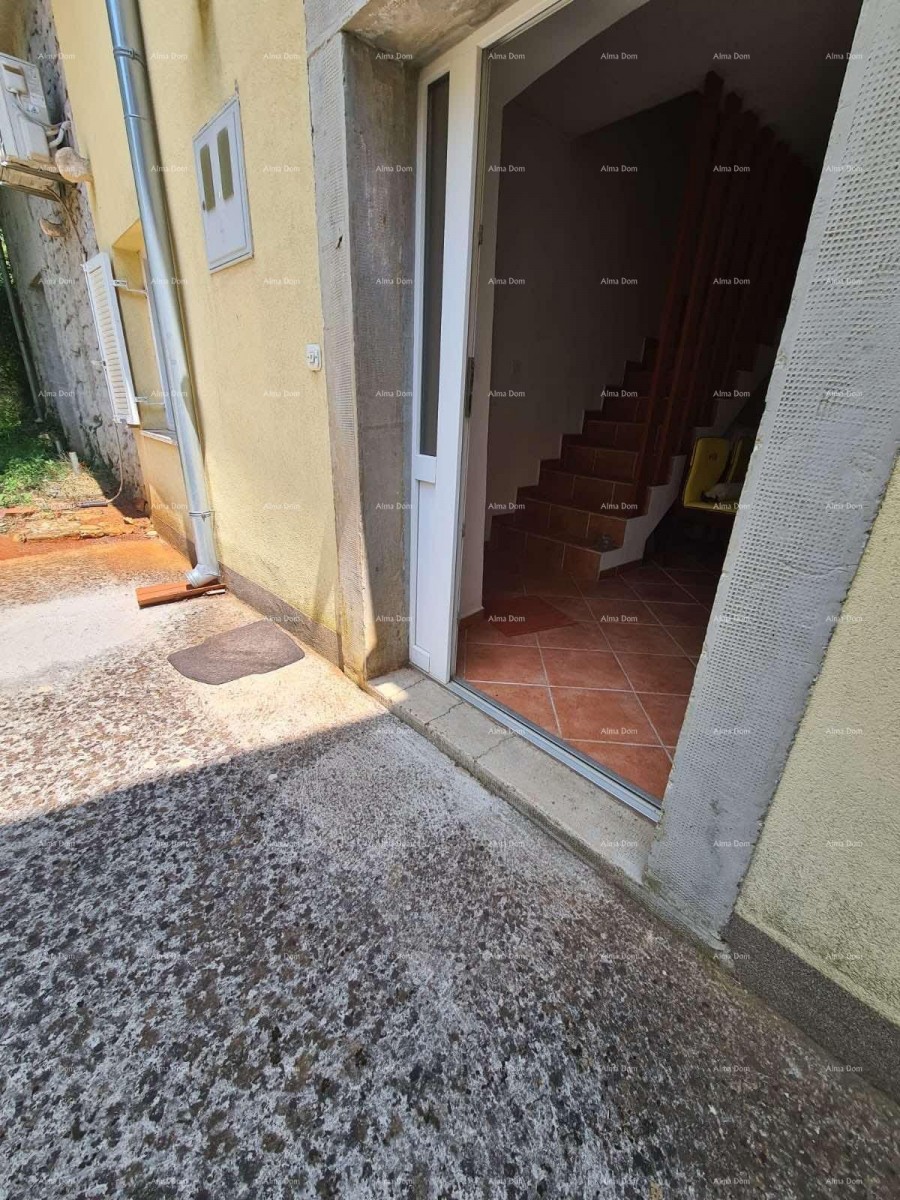 Prodaja hiše z dvoriščem in velikim zemljiščem, Barban 21