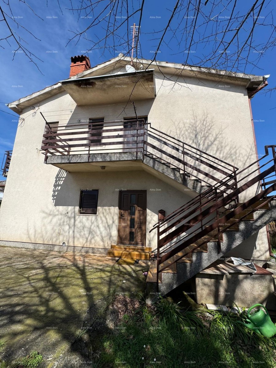 Kuća u centru Marčane s 2 stana, konobom i radionom 1