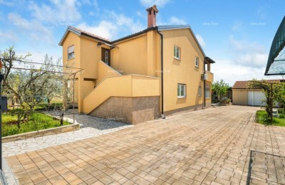 Околица Пореча – дом, 300 м2, с двумя апартаментами и бассейном