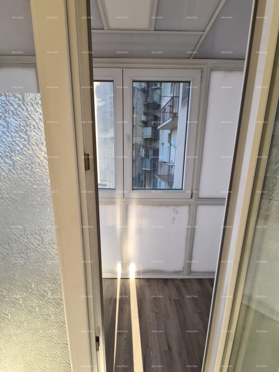 Pula – renoviran dvosobni stan u centru, 72,83 m². Stan se nalazi na glavnoj  tržnici. 21