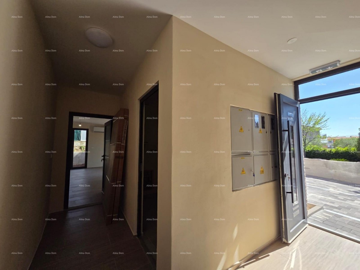 Dvosoban stan z velikim vrtom 100 metrov do obale. 25