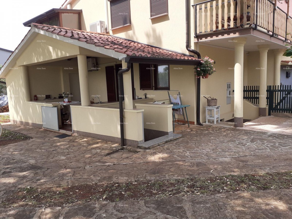 NOVIGRAD - Prodaja dveh stanovanj v družinski hiši 22