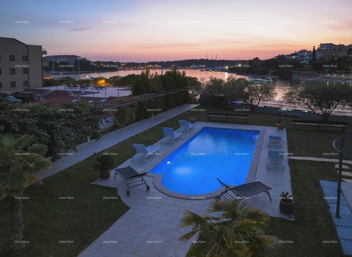 Prvi red do mora i plaže – kuća s bazenom i velikom okućnicom, Pješčana Uvala! 6