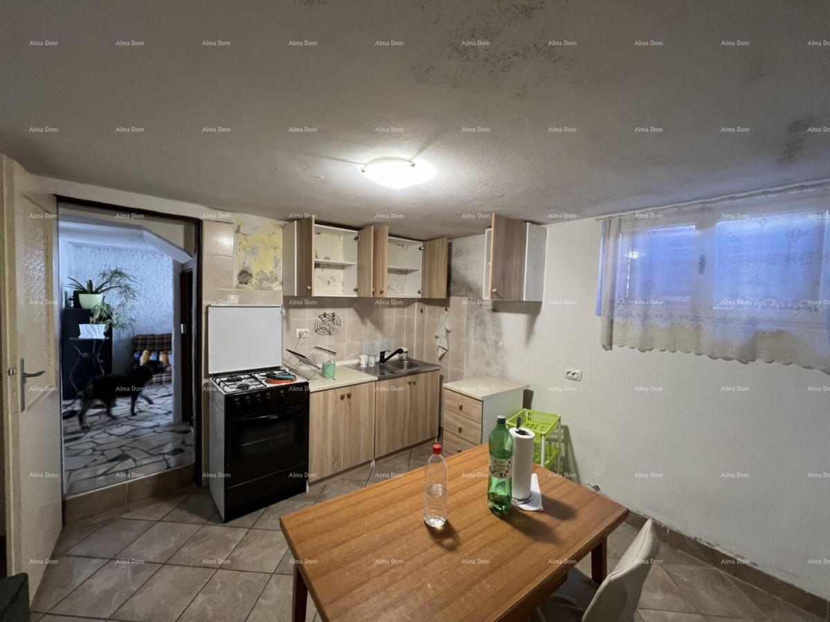 Vendiamo una casa ad uso commerciale e residenziale nel centro di Medulina. 16
