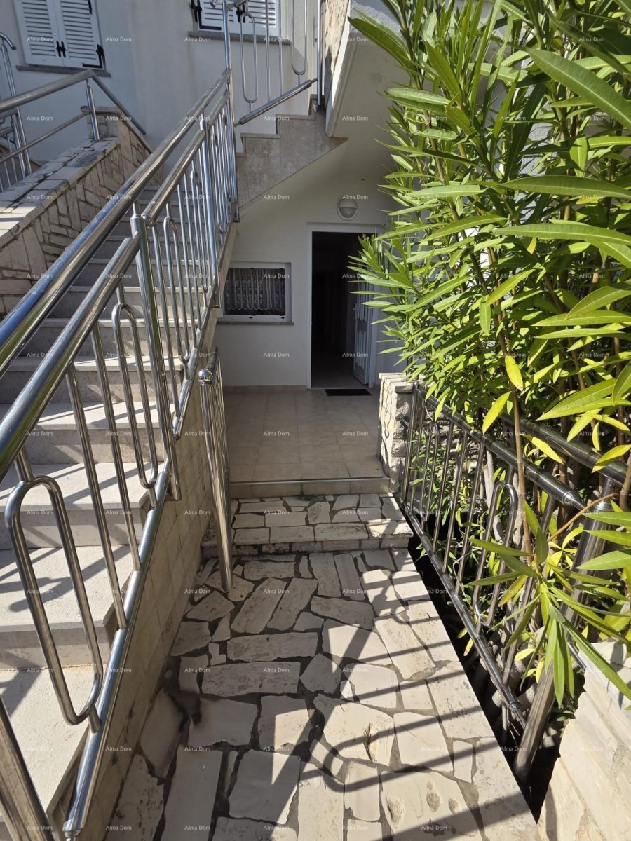 Prodaja šarmantnega stanovanja v pritličju, 60 m², Duga Uvala 18