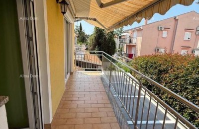 In vendita una casa bifamiliare a Poreč, a 2 km dal mare.