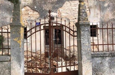 Prodamo kamnito hišo, Barban