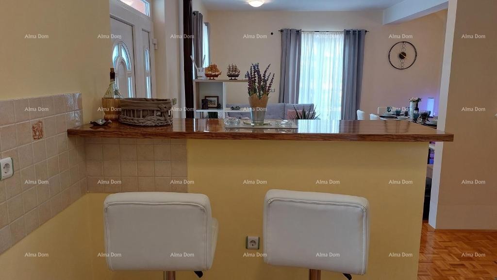 Дом с прекрасным видом на горы, террасой, садом, барбекю и частной парковкой. 9