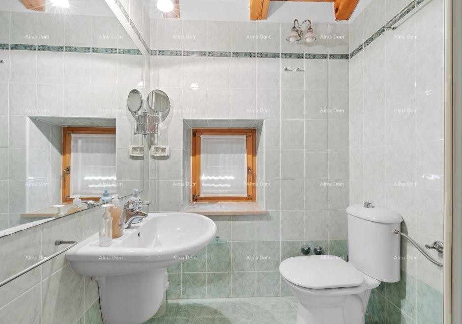 For sale: Renovated Istrian house with a pool – Kanfanar, 208 m², two buildings. 22