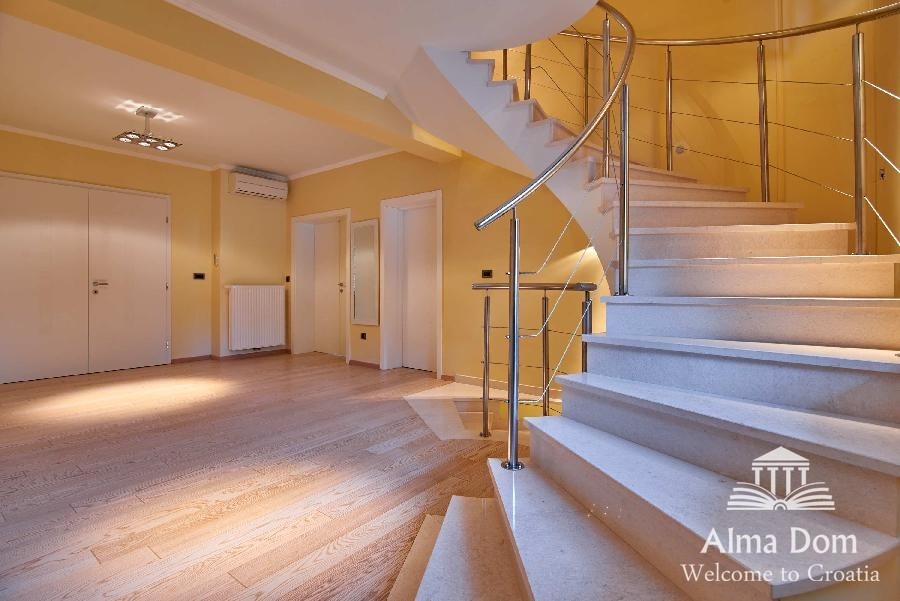 Первая линия - Элитная вилла с бассейном и гаражом в уникальном месте! 18