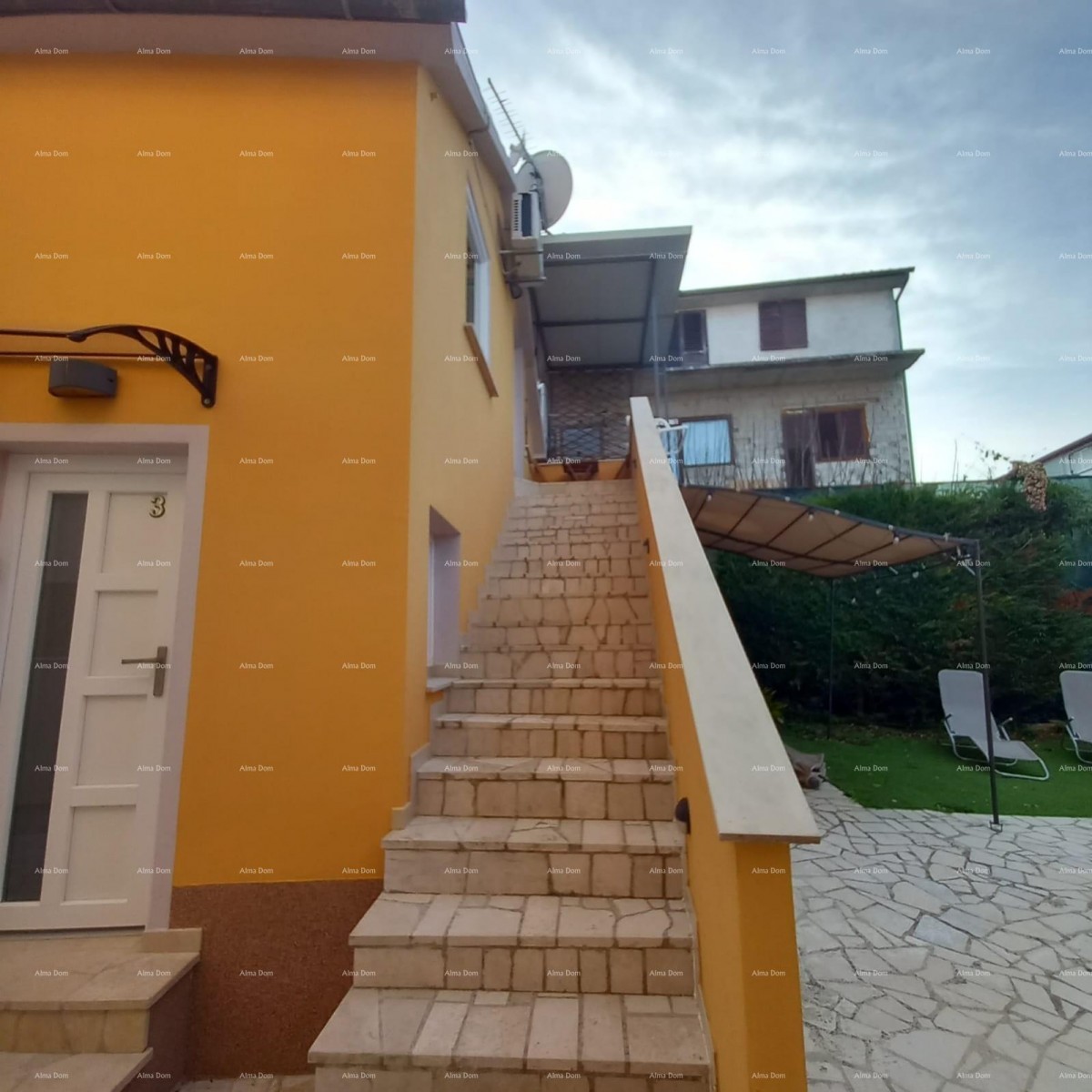 Prodaje se kuća sa 3 apartmana i dvorištem, blizu Pule. Pješčana uvala. 32