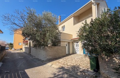 Ližnjan, urejena in popolnoma opremljena hiša z garažo in kletjo