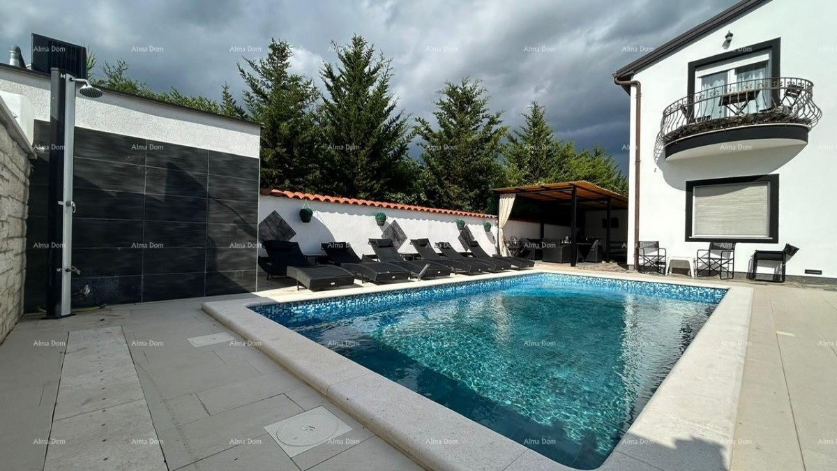 Pula Veli vrh. We are selling a house with multiple apartments and a swimming pool. 3