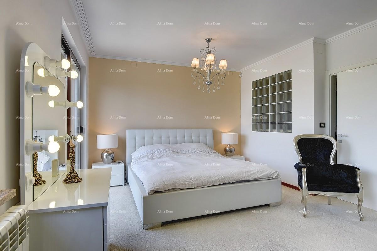 Prvi red do mora i plaže – kuća s bazenom i velikom okućnicom, Pješčana Uvala! 18