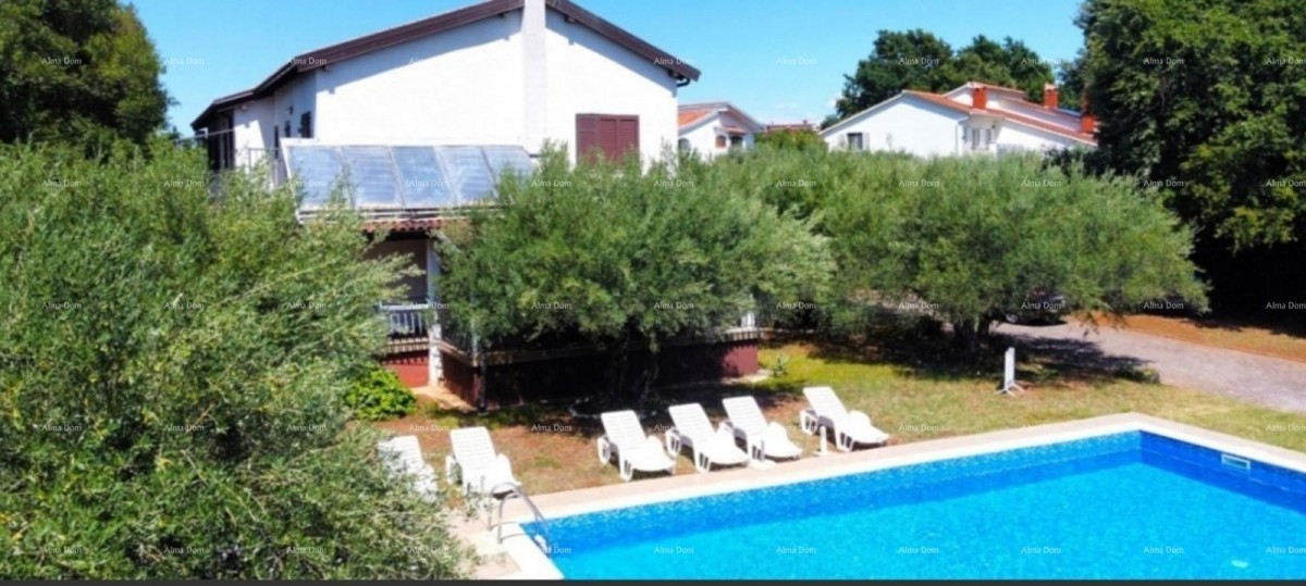 Poreč, Casa con appartamenti di 330m² con piscina 2