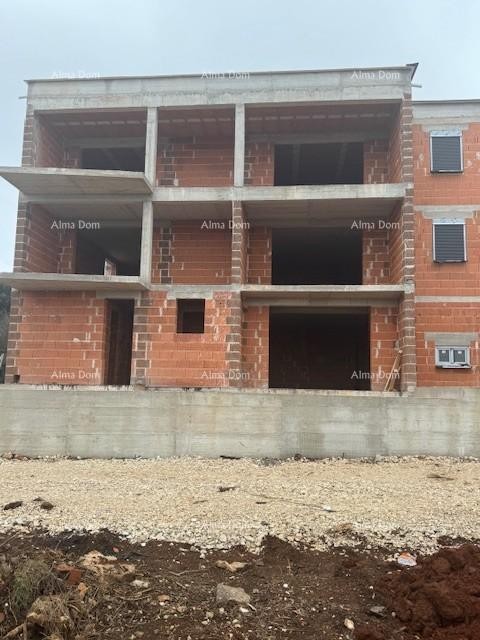 Pula. Veli Vrh, veliki stan sa 3 spavaće sobe. 3 km do centra Fažane. 5