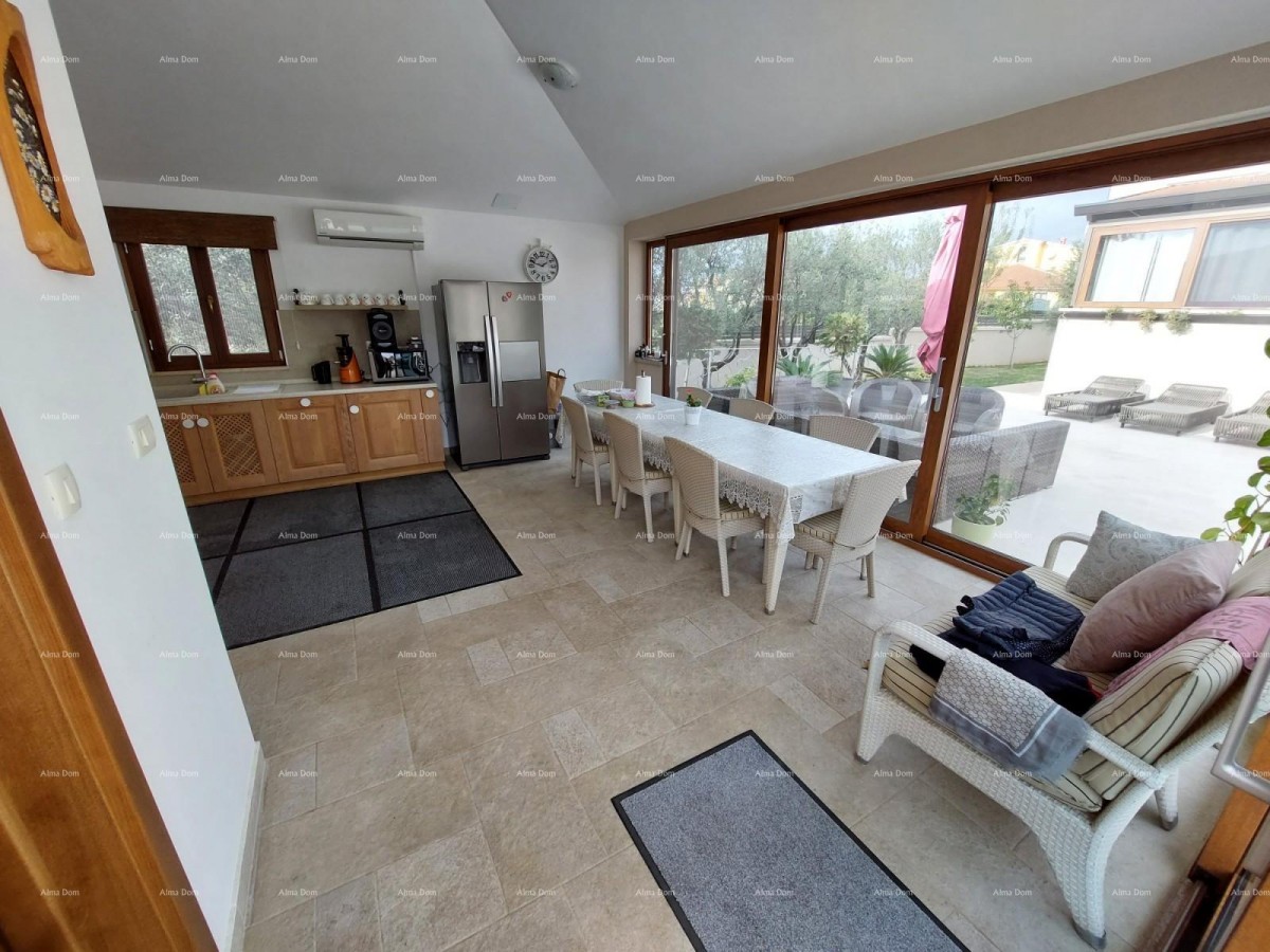 Современный дом с двумя апартаментами, крытым бассейном и большим двором. 13