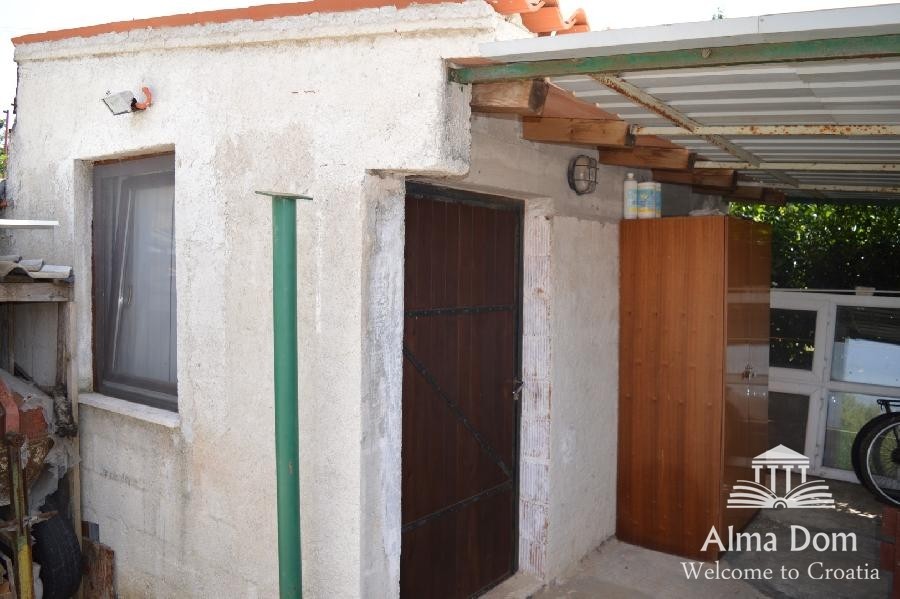 Дом с двумя квартирами и таверной с большим садом. 12