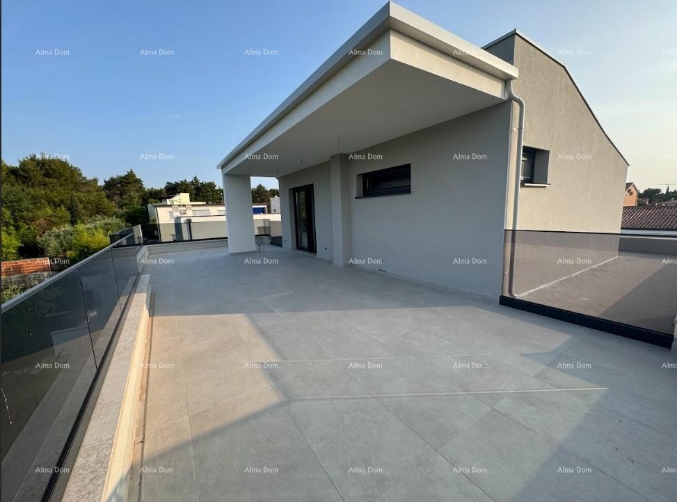 Luksuzni dvoetažni stan s pogledom na more i prostranom terasom u Zambratiji 3