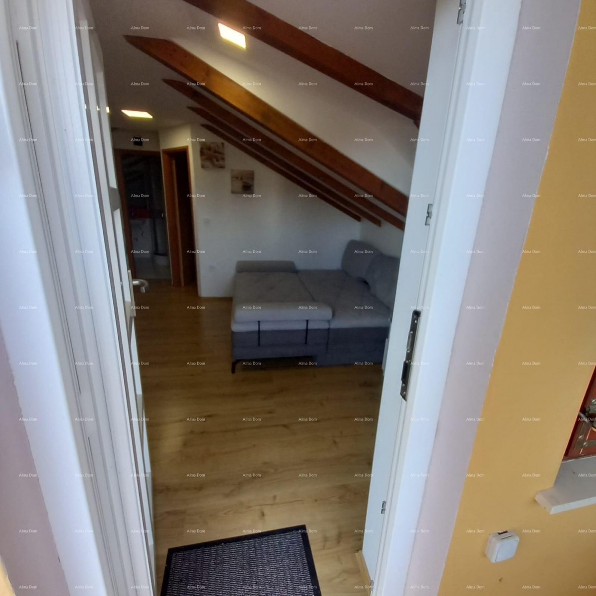 Prodaje se kuća sa 3 apartmana i dvorištem, blizu Pule. Pješčana uvala. 27