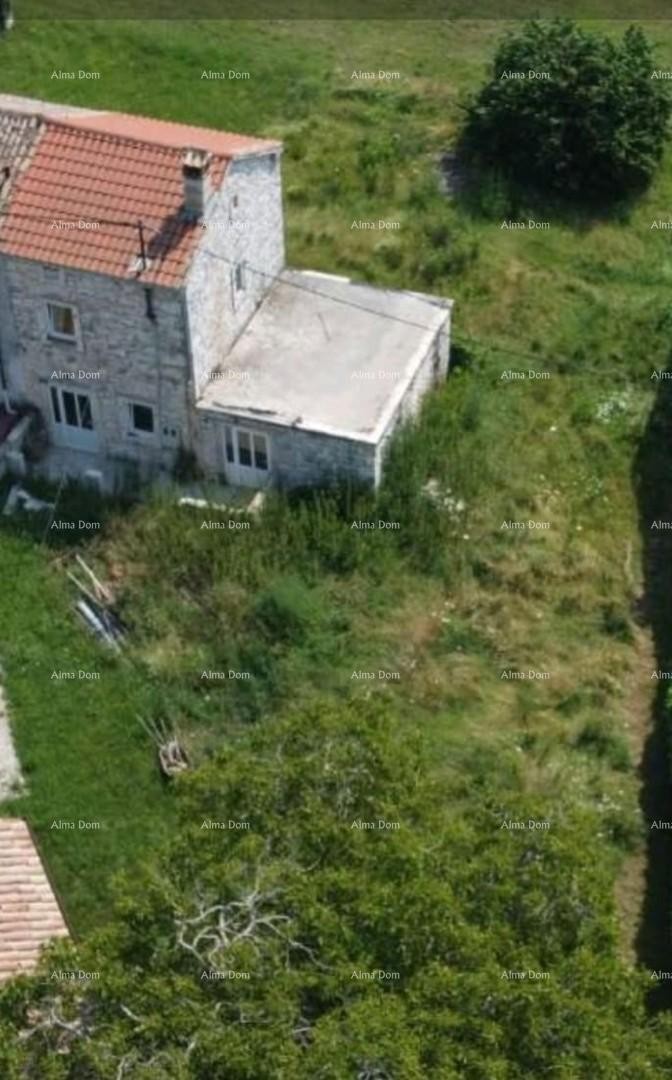 For sale: old stone house with land in Barban, ideal for a vacation home. 5