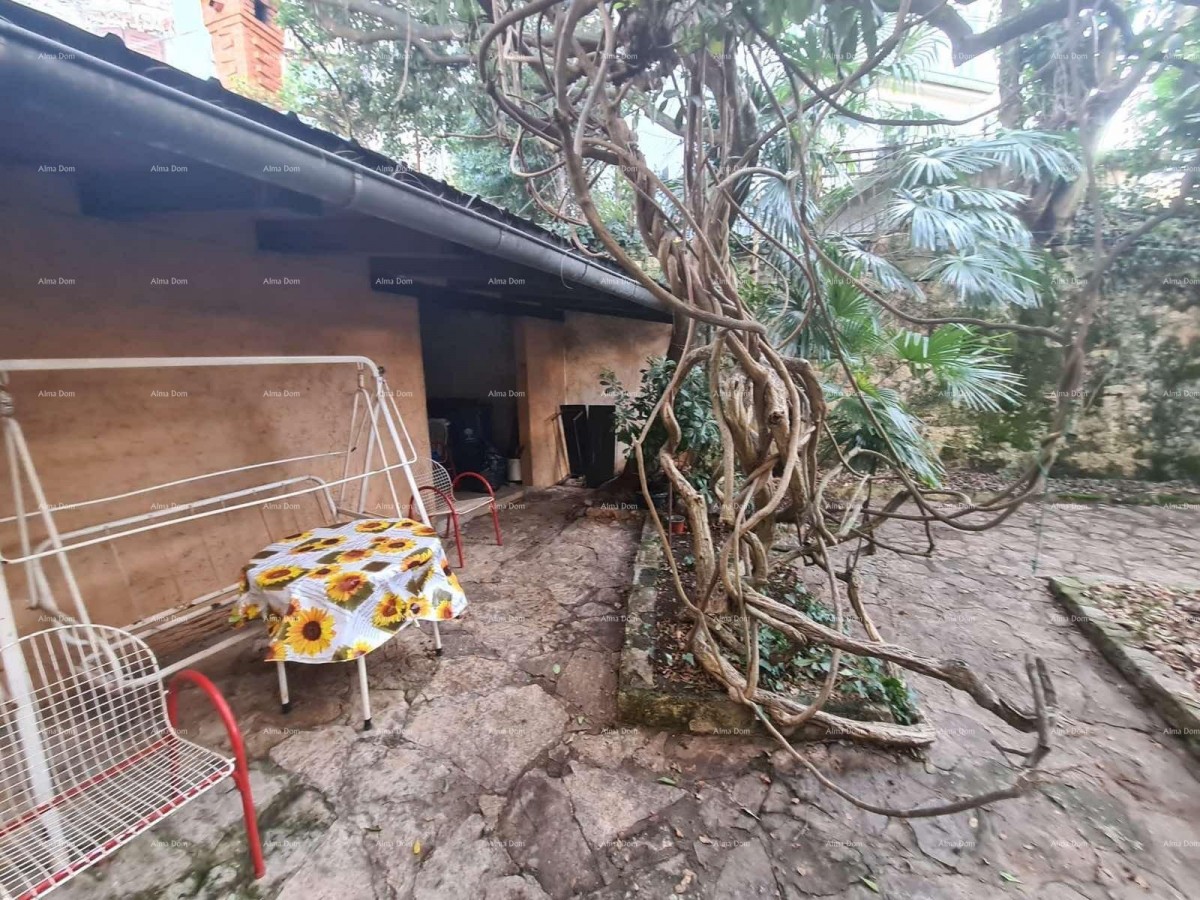 Stan v pritličju s dvoriščem in garažo – center Pule 15