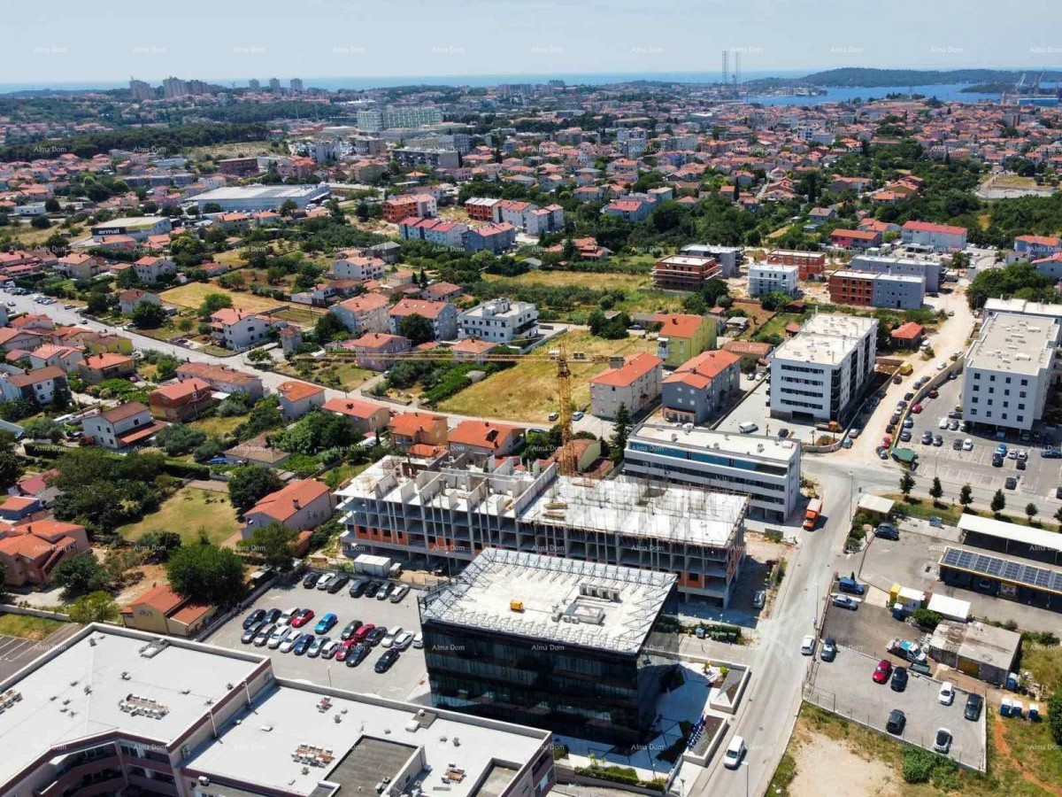 Pula. Nuovo edificio residenziale. Vendita di un appartamento con posto auto e cantina. Vicinanza al nuovo ospedale. S37 7