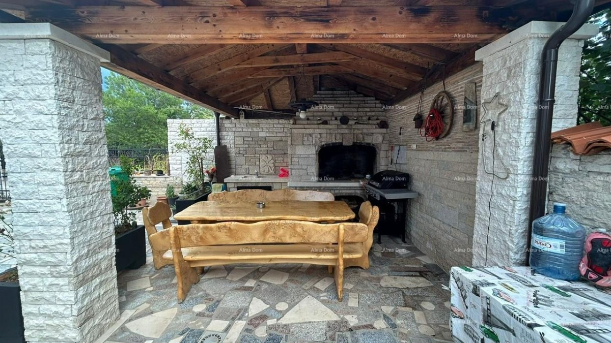 Pula Veli vrh. We are selling a house with multiple apartments and a swimming pool. 5