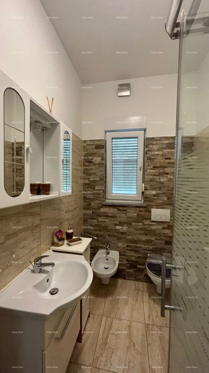 Pula Veli vrh. We are selling a house with multiple apartments and a swimming pool. 44