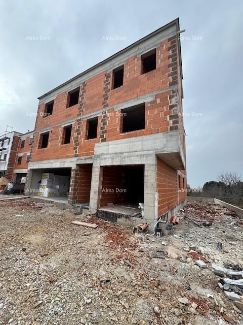 Pula. Veli Vrh, veliki stan sa 3 spavaće sobe. 3 km do centra Fažane. 3