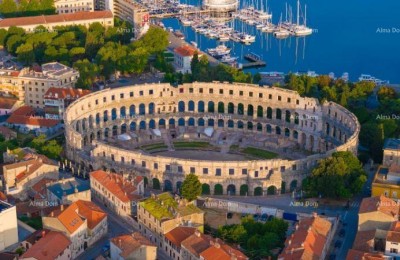 PULA – stan u centru s dvije garaže i velikom terasom