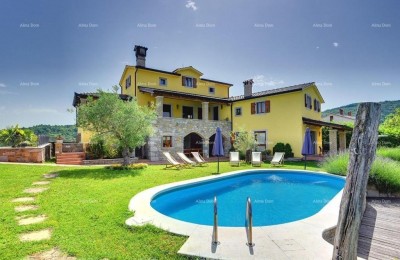 A beautiful villa with a swimming pool near Pazin is for sale